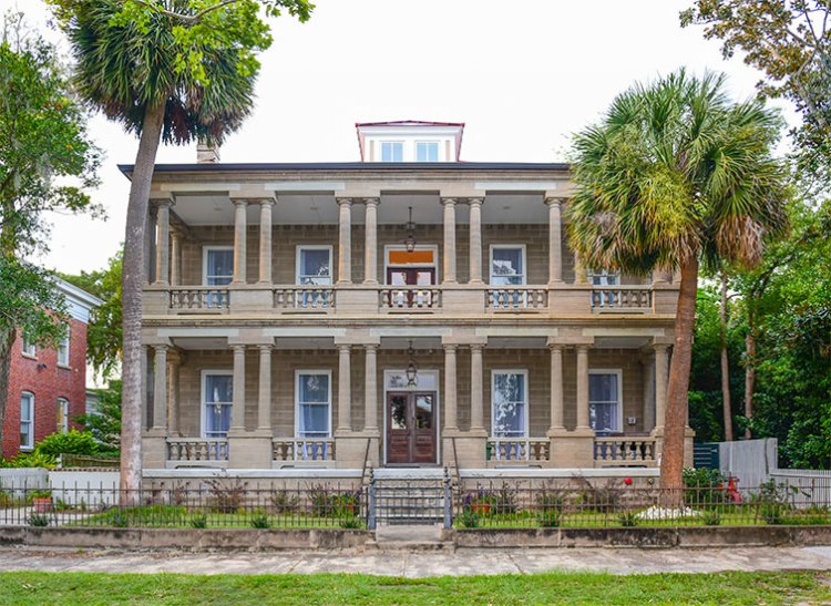 10 Things You Need to Know Before Buying a Luxury Home