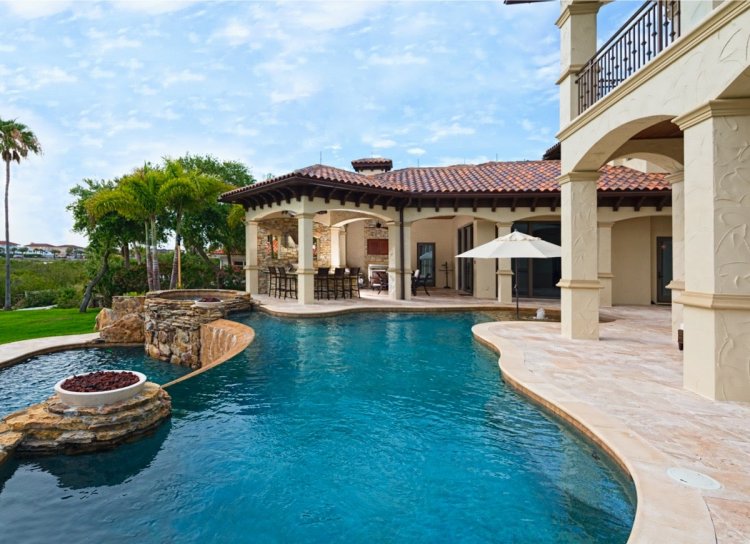 6 Factors to Consider Before Buying a Home with a Pool